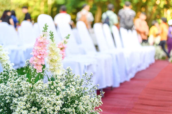 Rzędy Pustych Białych Składanych Krzeseł Siedzących Trawniku Uroczystości Ślubnej — Zdjęcie stockowe