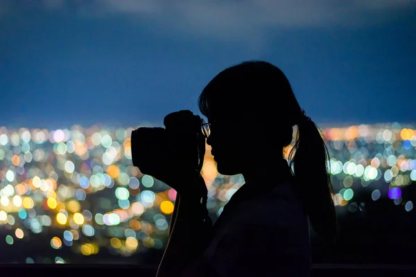 Silhouette Femme Prendre Des Photos Avec Caméra Dslr Nuit Thaïlande — Photo