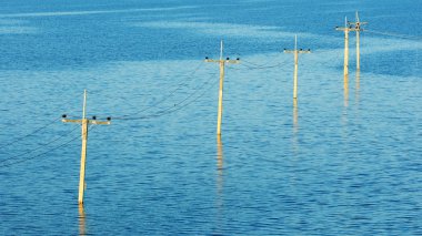 Sular altında elektrik direkleri