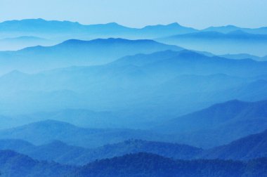 gün batımı sırasında dağ mavi renk