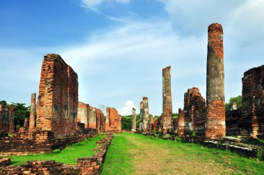 Tapınağın kırık pagoda