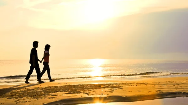 Couple walk together on the beach — Stock Photo, Image