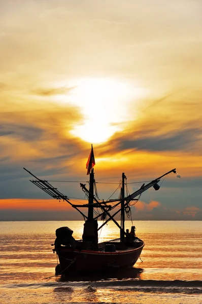 Barco de pesca al amanecer — Foto de Stock