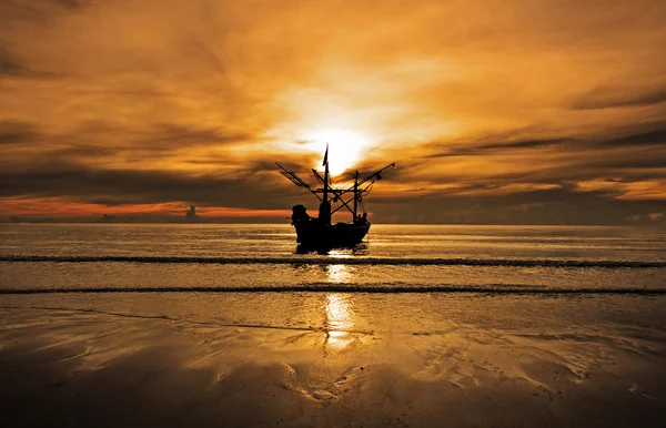 Fiskebåt i soluppgången — Stockfoto