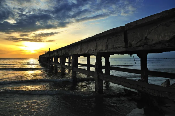 日の出桟橋の下 — ストック写真