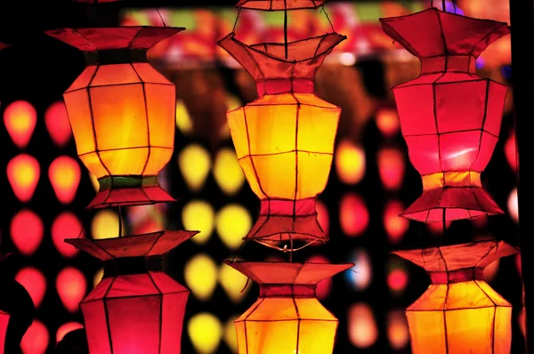 Kleurrijke internationale lantaarns bij Loi Krathong (Yi Peng) Festival — Stockfoto