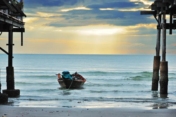 Bateau de pêche à la lumière dorée le matin — Photo