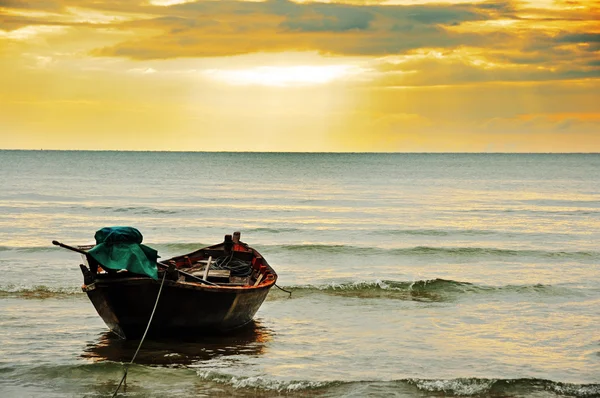 Fiskebåt i gyllene ljus på morgonen — Stockfoto