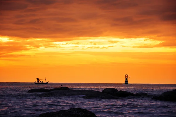 Paysage marin de beauté avec lever de soleil sur la mer côtière — Photo