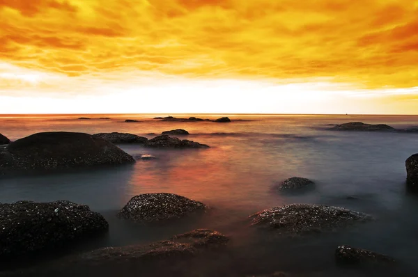 Paysage marin de beauté avec lever de soleil sur la mer côtière — Photo