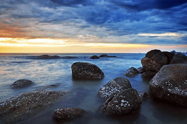 Paysage marin de beauté avec lever de soleil sur la mer côtière — Photo