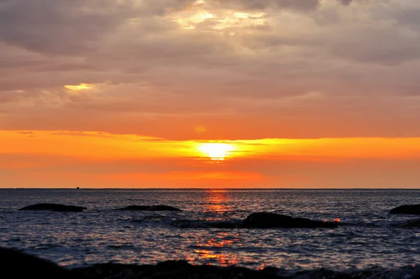 Paysage marin de beauté avec lever de soleil sur la mer côtière — Photo