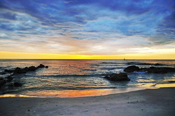 Krása krajina s východem slunce nad mořem pobřežní — Stock fotografie