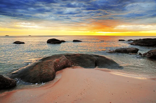 Paysage marin de beauté avec lever de soleil sur la mer côtière — Photo