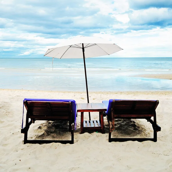 Plážová lehátka pod deštník — Stock fotografie