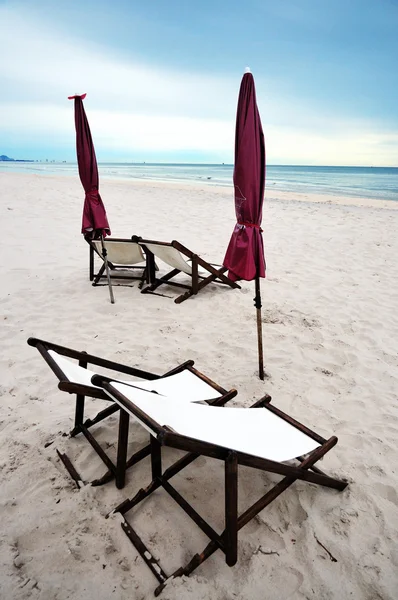 Plážová lehátka pod deštník — Stock fotografie