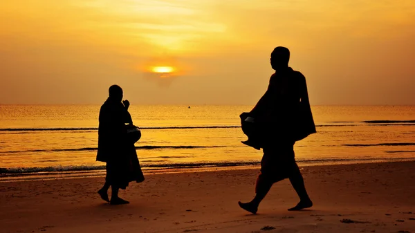 Silhouette of monk walk on the beach — Stock Photo, Image