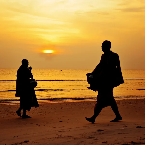 Silhouette de promenade de moine sur la plage — Photo