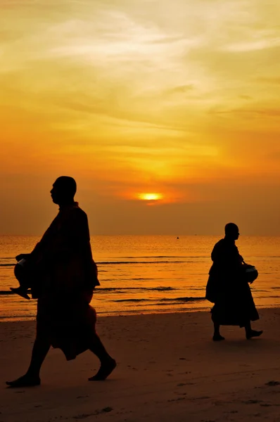 Silhouette de promenade de moine sur la plage — Photo