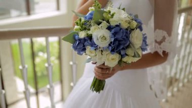 Gelin güzel bir buket çiçek tutuyor..