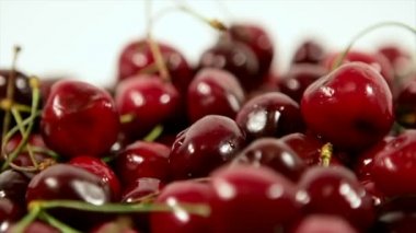 Vişne beyaz arka planda gıda doğal devirme yavaş 