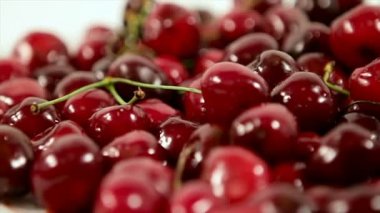 Vişne beyaz arka plan üzerinde çok. 