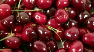 Olgun, sulu, kiraz. hareket halinde.