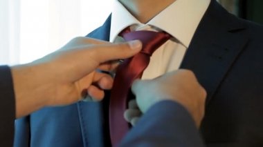 Sağdıçlar damat kravat koymak için yardım