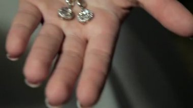 Küpe elinde. yakın çekim el.