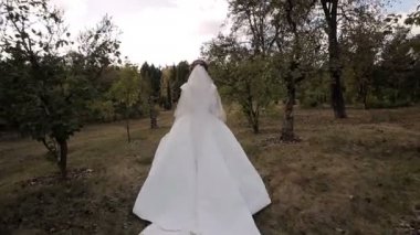 bahçede gelin yürür