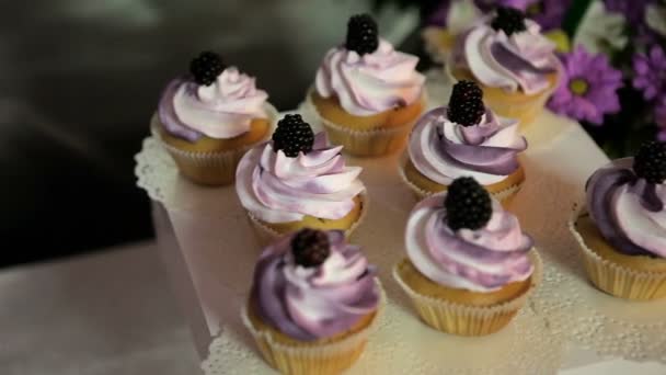 Los cupcakes en la mesa . — Vídeo de stock