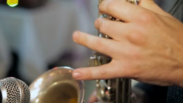 Spielt ein Musiker Saxofon. Nahaufnahme an den Fingern, Tasten drücken. — Stockvideo