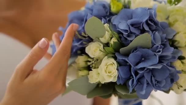 The bride's bouquet close up. the bride's bouquet. woman's hand. — Stock Video