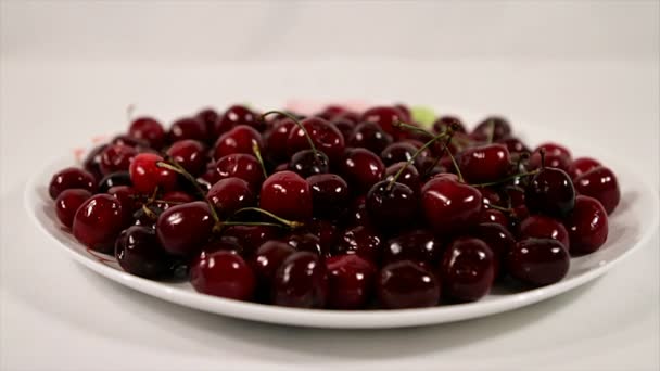 White plate with mouth-watering cherries. — Stock Video