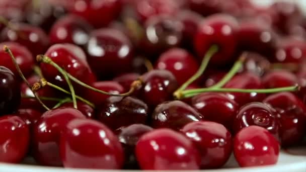 Grupo de cereza roja madura en un hermoso plato . — Vídeo de stock