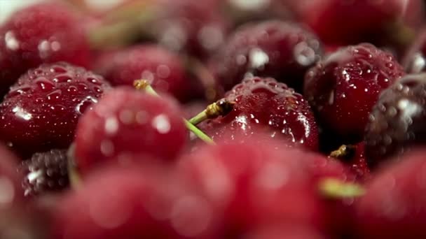 Rote Kirsche mit Wassertropfen. Rotation im Uhrzeigersinn. — Stockvideo