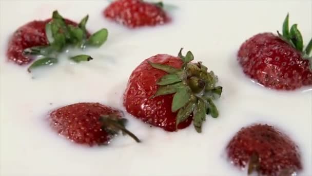 Erdbeere in Sahne — Stockvideo