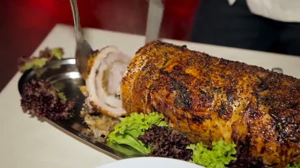 Шеф-повар режет горячее мясо — стоковое видео