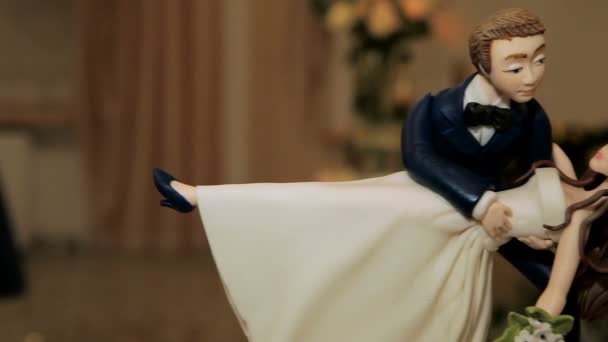 Весільні прикраси на торті танцююча пара — стокове відео