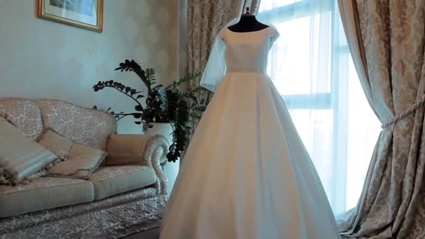 Vestido de casamento luxuoso em um manequim — Vídeo de Stock