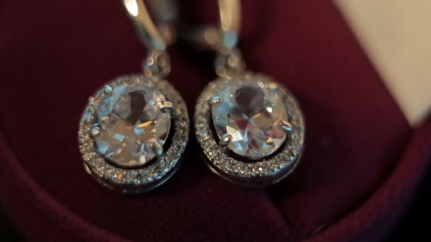 Boucles d'oreilles en diamant dans une boîte cadeau — Video