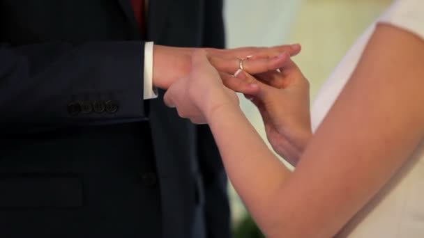 La novia lleva el anillo en el dedo del novio. . — Vídeo de stock