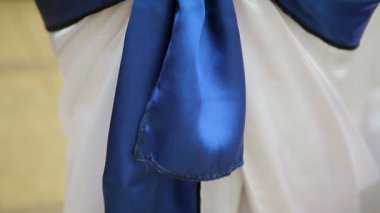 Mavi yay sandalye donatır 