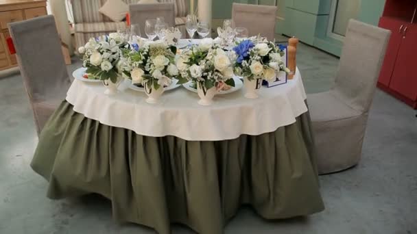 Cadre de table extérieure avec des fleurs au mariage — Video