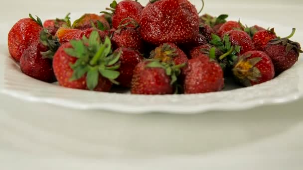 Juicy strawberries on white plate — Stock Video