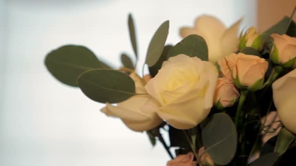 Lindo buquê de casamento de rosas. — Vídeo de Stock