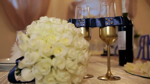 Lunettes de mariage et bouquet nuptial — Video