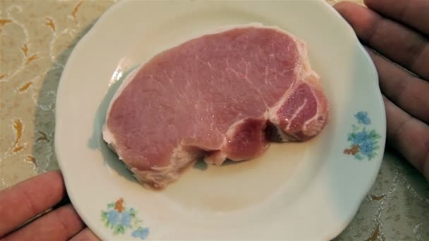 Мясо на тарелке — стоковое видео