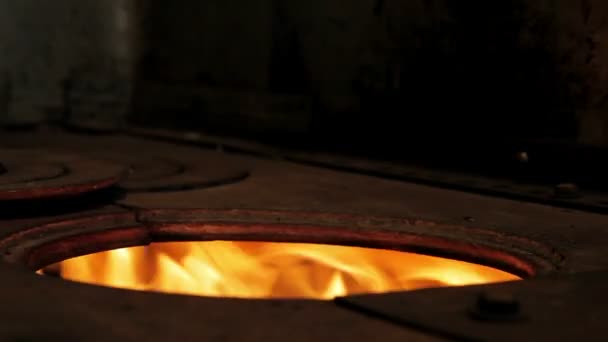 Uma chama de fogo fora do forno — Vídeo de Stock