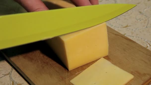 Cortar queso — Vídeo de stock